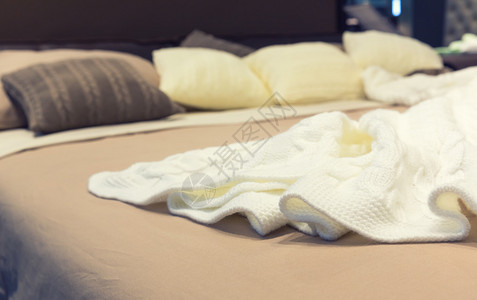 酒店床上漂亮的白色毯子图片