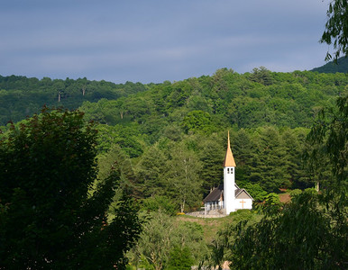 日落时一个小乡村教堂在一片红图片