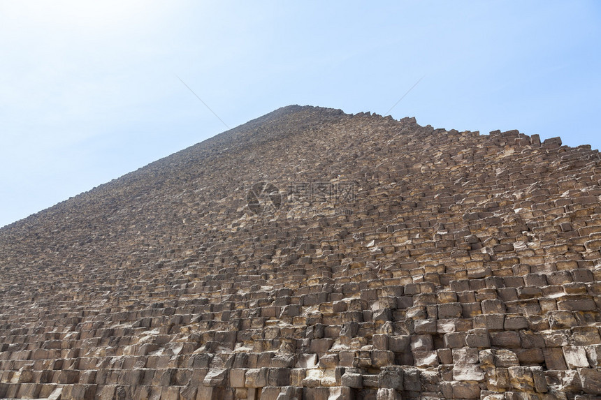 在埃及开罗Giza大金字塔旁的烤热日图片