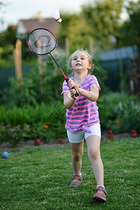 可爱的小女孩玩羽毛球图片