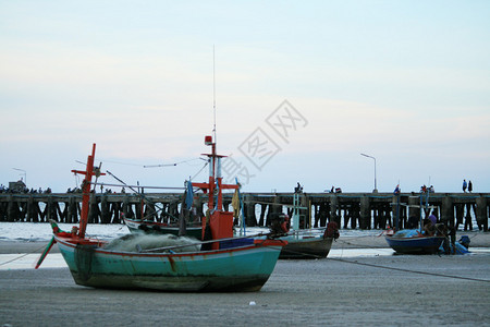 在日落华欣海滩泰国的渔夫船图片