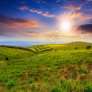 山地景观山谷与山坡上的石头夕阳下图片