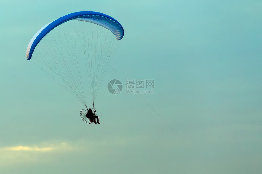 不明身份的天空跳伞降落伞图片