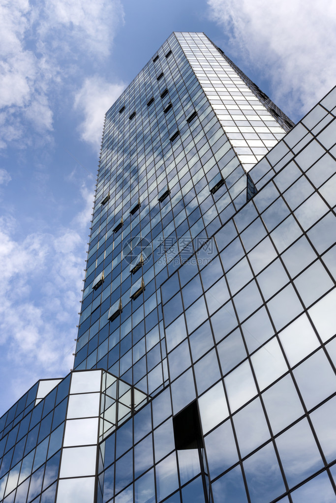 蓝色天空背景上现代建筑摩天大厦的蓝玻璃图片
