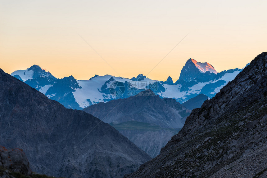 黎明时高海拔高山风景图片