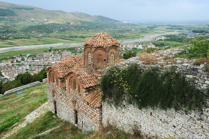 在阿尔巴尼亚比拉特上空的卡拉无堡垒上的东正图片