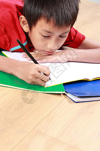 一个压力小男孩的肖像躺在书上图片