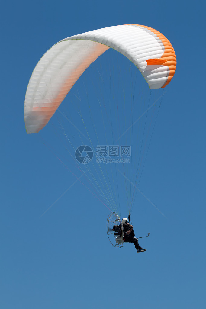 推进式滑翔伞在夏日晴朗的天空中飞行图片
