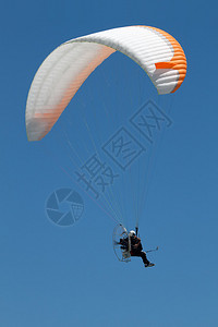 推进式滑翔伞在夏日晴朗的天空中飞行背景图片