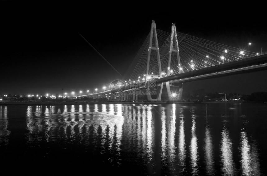 夜晚的索桥黑白长曝光照片图片