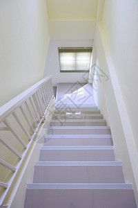 白色家的楼梯内部图片