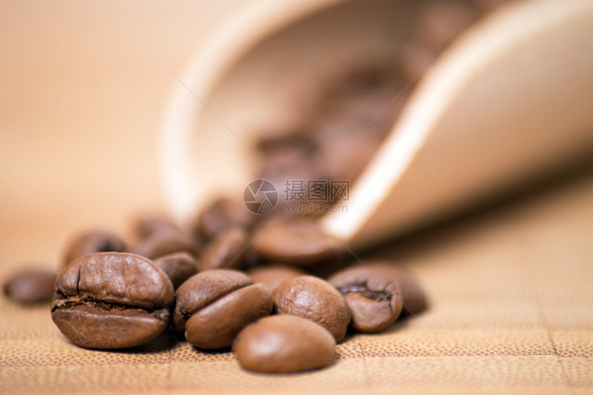 木板上的咖啡豆图片