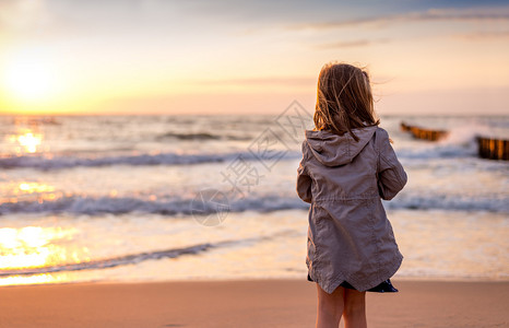 望着太阳潜入大海的小女儿图片