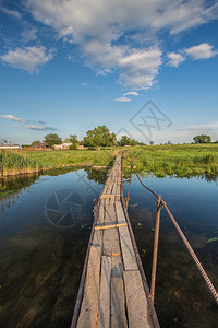 夏日风景河上有一座木桥的风景图片