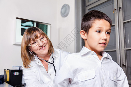 医生办公室小男孩和女儿科医生关于医图片