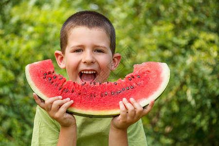 吃红色成熟西瓜的孩子图片