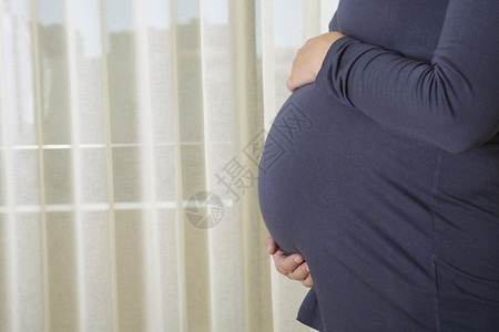 孕妇在家的特写镜头图片