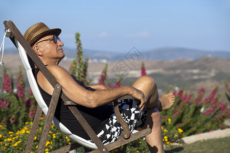 疲倦的老人正快乐而自信地坐着图片