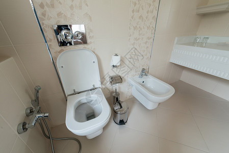 现代室内的卫生间图片