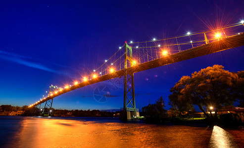 夜晚的千岛桥1937年在圣劳伦斯河上建造的国际桥梁系统图片