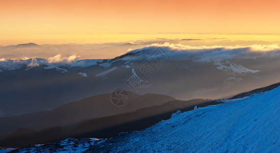 山中日出时的冬季景观图片