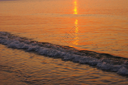 日出时的海水表层自然背图片