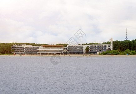 海滩和酒店建筑从海中看图片