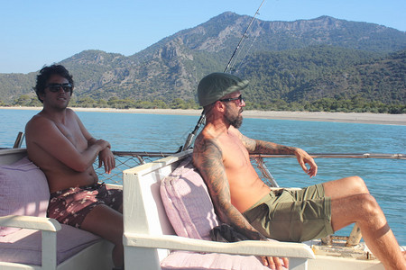 两人在土耳其钓鱼旅行图片