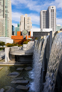 旧金山市中心的瀑布图片