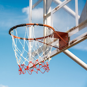 蓝色天空背景的格伦盖篮球图片