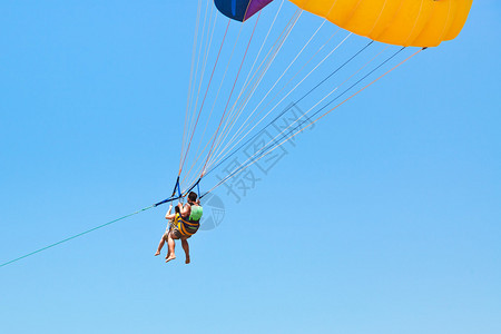夏日在蓝天的降落伞上图片