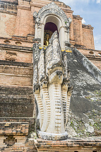 泰国大宝塔寺内蓝天背景图片