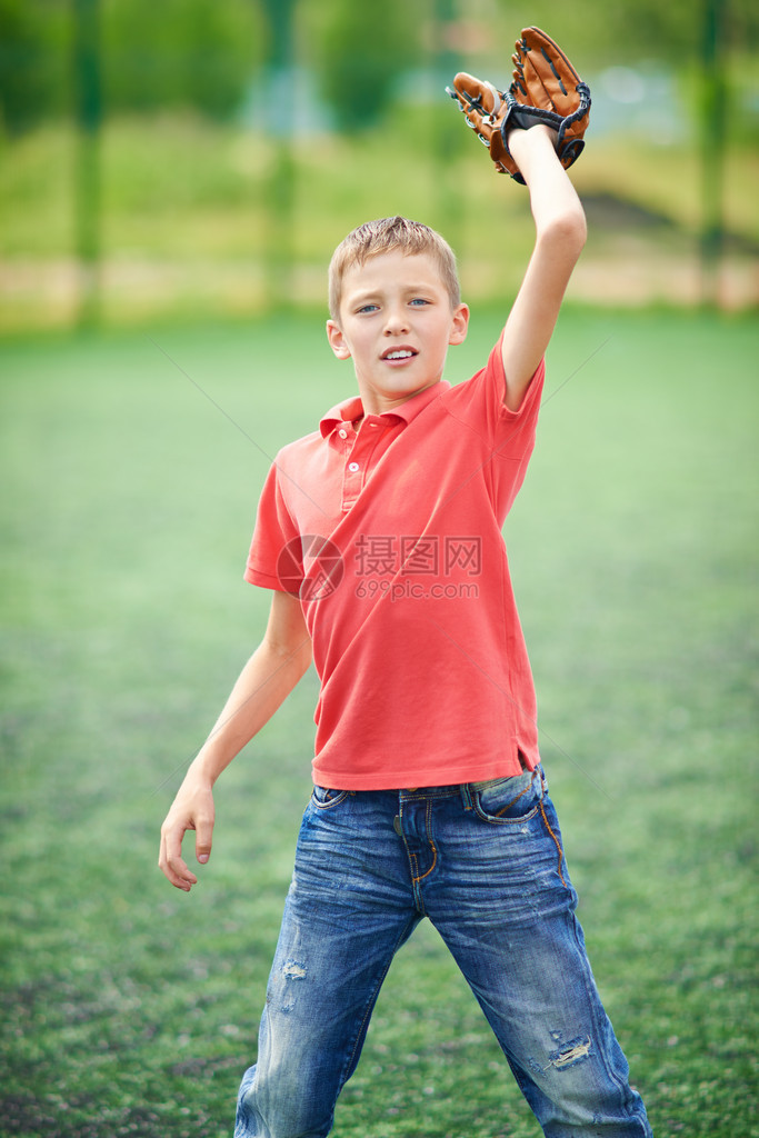 活跃男孩在农村抓棒球的肖像图片