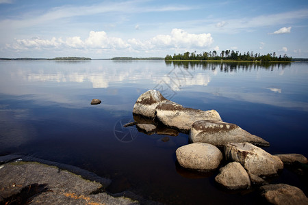用石头水景观水中的石头有石头的湖美丽的风景水面光图片
