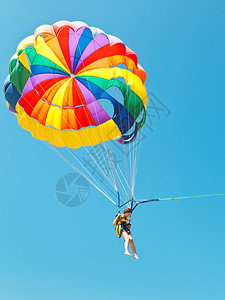 夏日在蓝天下跳伞的女孩图片