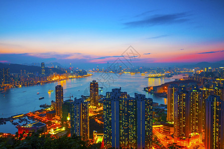 夕阳下的香港公寓图片