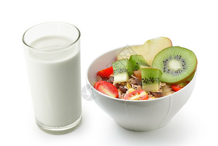 玻璃杯中的新鲜牛奶和放在白色背景上的麦片早餐图片