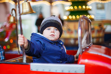 可爱的小孩在圣诞游乐场或市场户外图片