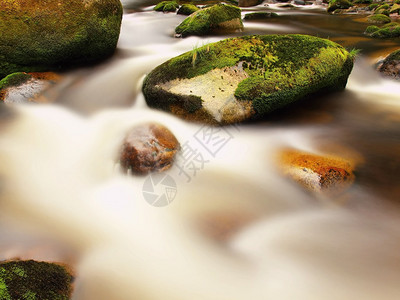 山河泡沫水中的大卵石有反射图片