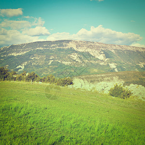 法国阿尔卑斯山中的阳光草地Insta图片