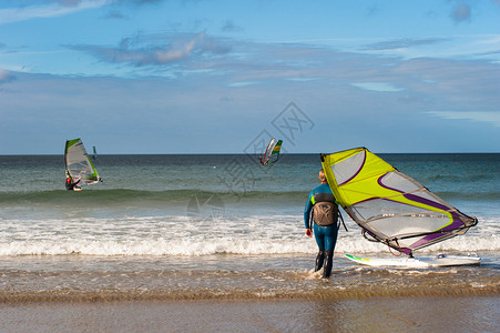 爱尔兰西海岸的风帆冲浪者海滩图片