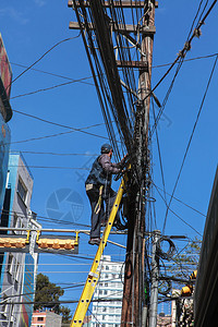 在拉巴斯街头工作的电工背景图片