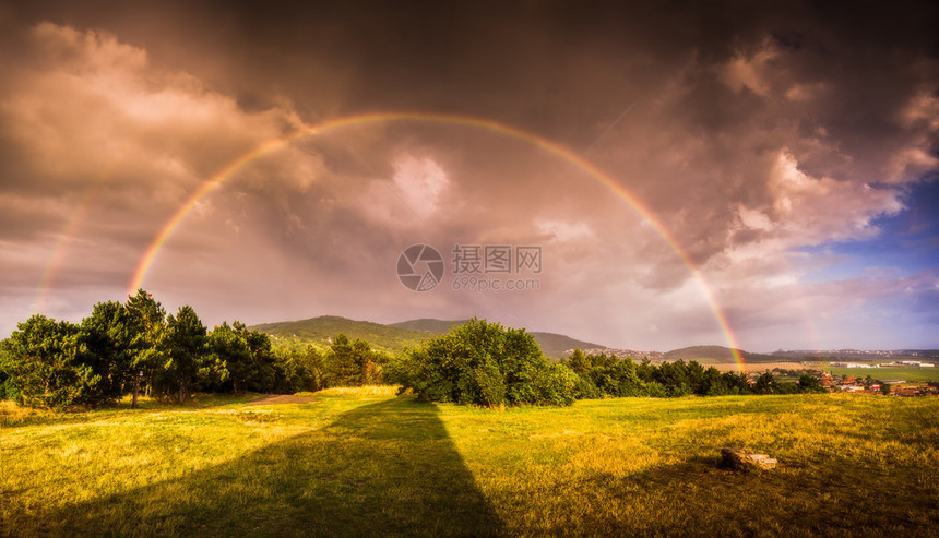 日落的双彩云与背景图片