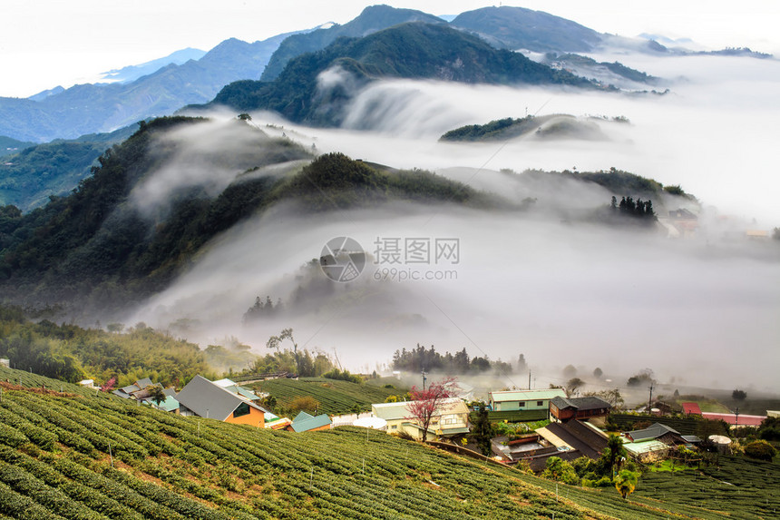 山岳景观中的日落供倾斜或图片