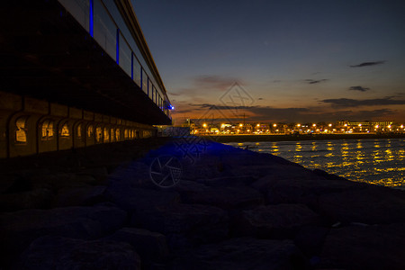 从西班牙港口看到晚上的Vale图片