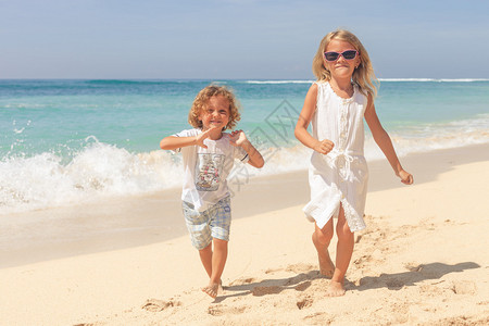快乐的孩子们白天在沙滩上玩耍图片