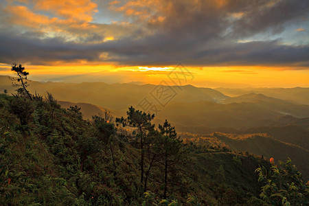 山地风景中的日出泰国图片