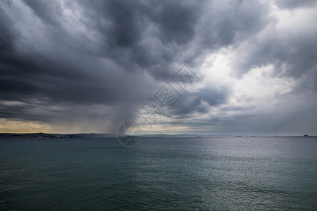 城前海下雨图片