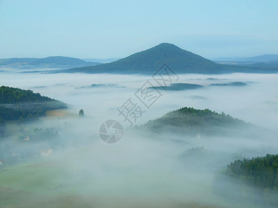 山峰之间的雾在摇晃图片