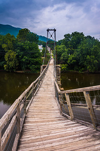 弗吉尼亚州布坎南的摇摆桥图片
